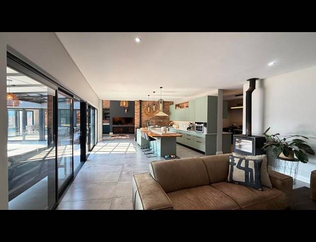5 BEDROOM HOUSE FOR SALE IN MIDSTREAM HEIGHTS
